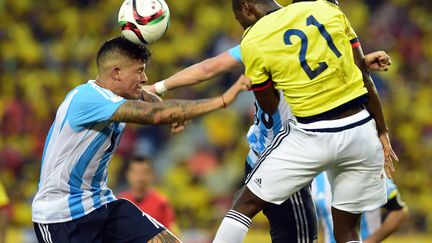 Marcos Rojo à la lutte avec Adrian Ramos  (LUIS ROBAYO / AFP)