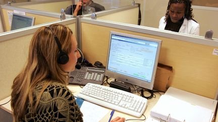 La plateforme d'appels du 115, le 22 décembre 2005 dans les locaux du Samu social de Paris. (JACK GUEZ / AFP)