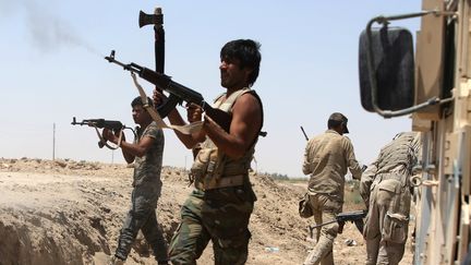 Des combattants chiites irakiens affrontent des forces de l'Etat islamique dans la r&eacute;gion de Falloujah, &agrave; l'ouest de bagdad, le 7 juillet 2015. (AHMAD AL-RUBAYE / AFP)