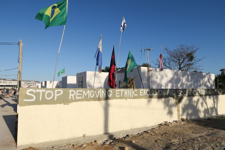 Une inscription sur le mur d'une des maisons de la Vila Autodromo (Rio de Janeiro), le 13 août 2016 : "arrêtez les expulsions, stop aux Jeux de l'exclusion ethnique et sociale" (PIERRE GODON / FRANCETV INFO)