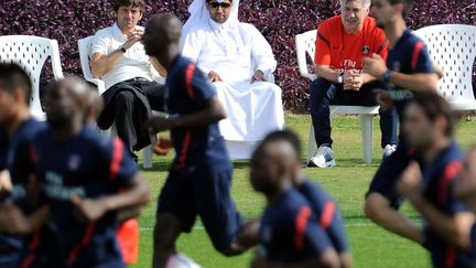 Le directeur sportif Leonardo, le PDG&nbsp;Nasser Al-Khelaifi et le nouvel entra&icirc;neur Carlo Ancelotti assistent &agrave; un entra&icirc;nement des joueur du club du PSG &agrave; Doha (Duba&iuml;), le 2 janvier 2012. (FRANCK FIFE / AFP)