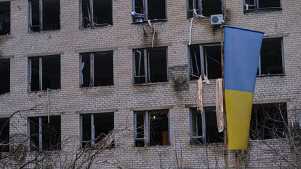 Un bâtiment touché par des bombardements à Kramatorsk, en Ukraine, le 13 décembre 2022. (ABDULLAH UNVER / ANADOLU AGENCY)