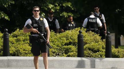 Des membres du Secret Service protègent la Maison Blanche le 20 mai 2016 à Washington (Etats-Unis). (JONATHAN ERNST / REUTERS)