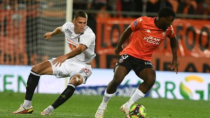 Le Lorientais Terem Moffi au duel avec le défenseur lilloise&nbsp;Sven Botman lors de la 5e journée de Ligue 1, le 10 septembre 2021. (FRED TANNEAU / AFP)