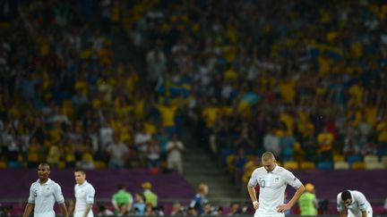 Les joueurs fran&ccedil;ais, t&ecirc;te basse, apr&egrave;s leur d&eacute;faite contre la Su&egrave;de, &agrave; Kiev, le 19 juin 2012.&nbsp; (JEFF PACHOUD / AFP)