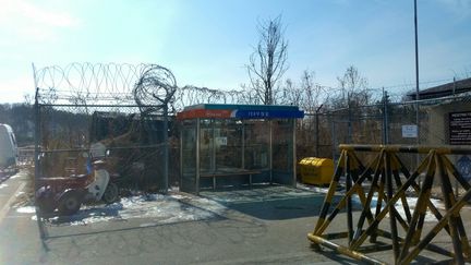 En février 2018, des barbelés tout au long des 248 km de la DMZ, zone démilitarisée séparant les deux Corées. (BENJAMIN ILLY / RADIO FRANCE)