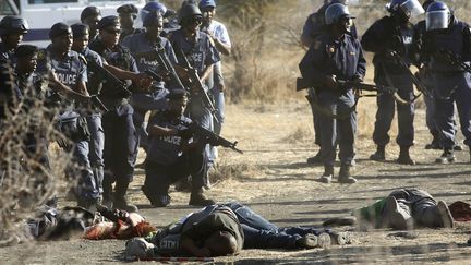 Des policiers ont abattu une trentaine de mineurs gr&eacute;vistes jeudi 16 ao&ucirc;t 2012 &agrave;&nbsp;Marikana, dans le nord de l'Afrique du Sud. (SIPHIWE SIBEKO / REUTERS)