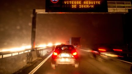 Un panneau signalant la réduction de la vitesse à Lille, le 24 janvier 2017. (PHILIPPE HUGUEN / AFP)