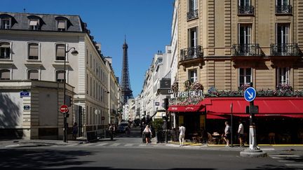 Une rue du 7e arrondissement de Paris, le 21 août 2023. (LAURE BOYER / HANS LUCAS / AFP)