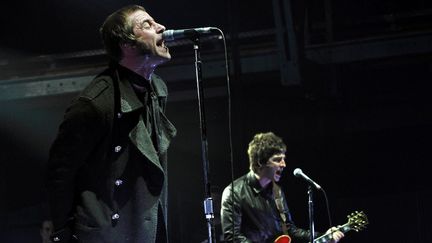 Liam and Noel Gallagher, then members of the band Oasis, perform on stage in Munich, southern Germany, on February 27, 2009. (JOERG KOCH / DDP / AFP)