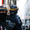 Des policiers, à Paris, lors d'une manifestation des "gilets jaunes", le 24&nbsp;novembre&nbsp;2018. (LAURE BOYER / HANS LUCAS / AFP)