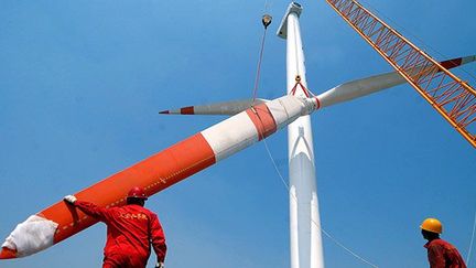 En juin 2010, le secteur chinois de l'énergie éolienne offshore prend un tournant décisif avec l’ouverture de la première ferme, quelques semaines seulement avant l’inauguration de l’Exposition universelle. Située à l'est du pont de la mer Orientale de Shanghai, à 10 km du littoral, le Shanghai Donghai Bridge a coûté 264 millions d'euros.

Produisant 102 MW grâce aux 34 turbines de 3 MW du plus grand constructeur chinois Sinovel, il se place en 13e position des parcs les plus puissants du monde. (AFP/ Wang xiaoguang)