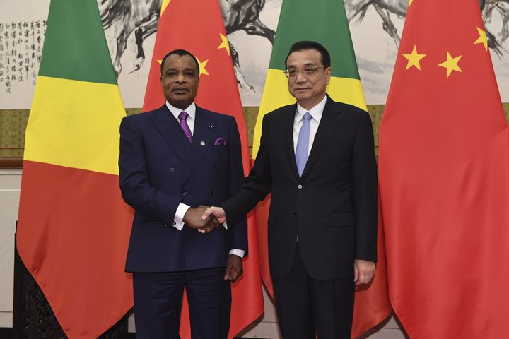 Le président du Congo, Denis Sassou Nguesso (à gauche), serre la main du Premier ministre chinois,&nbsp;Li Keqiang, à Pékin le 5 septembre 2018 (PARKER SONG / POOL)