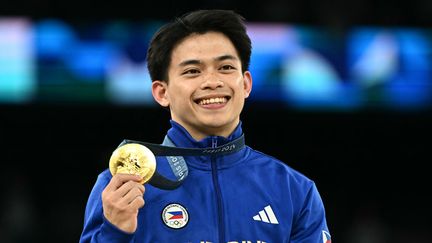 Le gymnaste philippin Carlos Edriel Yulo avec sa deuxième médaille d'or, aux JO de Paris 2024, le 4 août 2024. (LIONEL BONAVENTURE / AFP)