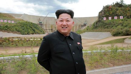 Le leader nord-cor&eacute;en Kim Jong-Un sur le chantier d'une centrale &eacute;lectrique dans la province de Ryanggang, une image publi&eacute;e le 14 septembre 2015 par l'agence de presse nord-cor&eacute;enne et prise &agrave; une date ind&eacute;termin&eacute;e. (KCNA / AFP)