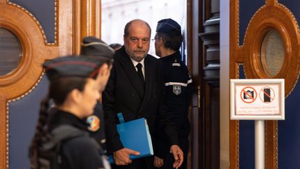 Le ministre français de la Justice Éric Dupond-Moretti quitte le palais de justice de Paris après l'audience d'ouverture, le 6 novembre 2023. (ALEXIS SCIARD / MAXPPP)