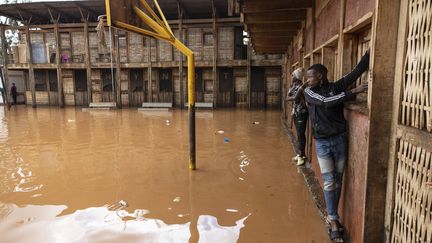 Une cour d'école inondée à Nairobi, au Kenya, le 24 avril 2024. (SIMON MAINA / AFP)