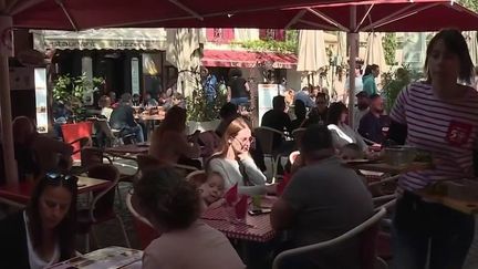 Malgré des salaires en hausse, les saisonniers manquent à l'appel dans les secteurs de l'hôtellerie et de la restauration. Reportage en régions.&nbsp; (France 2)