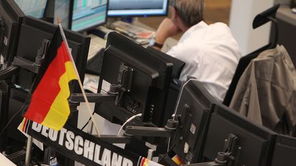 Un trader supporter de l'&eacute;quipe d'Allemagne &agrave; la bourse de Francfort (Allemagne), le 26 juin 2014.&nbsp; (DANIEL ROLAND / AFP)