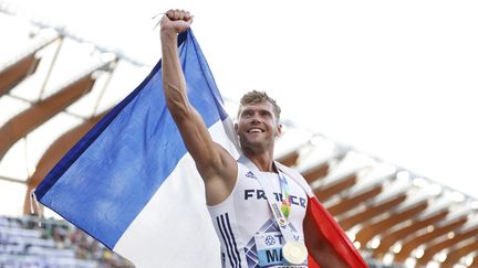 Kevin Mayer après son titre de champion du monde de décathlon, le 25 juillet 2022 à Eugene (Etats-Unis). (STEPH CHAMBERS / GETTY IMAGES / AFP)