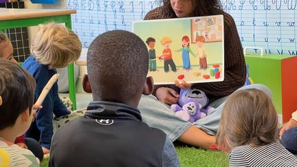 Dans cette école du XVIIIè arondissement de Paris, les jeunes élèves ont des "cours d'empathie", pour lutter contre le harcèlement scolaire. (NOEMIE BONIN / RADIOFRANCE)