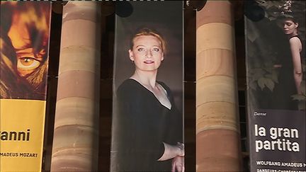 Le portrait d'Eva Kleinitz sur la façade de l'Opéra du Rhin (P. Dezempte /France Télévisions)
