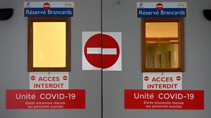 L'entrée du service réservé aux patients atteints du Covid-19 à l'hôpital de la Timone, à Marseille. (NICOLAS TUCAT / AFP)