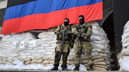 Des hommes arm&eacute;s &agrave; Sloviansk, en Ukraine, le 21 avril 2014. (ANTON KRUGLOV / RIA NOVOSTI / AFP)