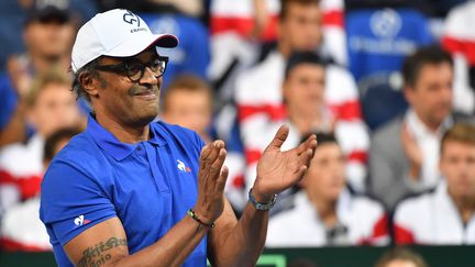 Yannick Noah félicite Benoît Paire&nbsp;lors de la rencontre face à l'Espagnol Carreno Busta, en demi-finale de Coupe Davis, le 14 septembre 2018.&nbsp; (PHILIPPE HUGUEN / AFP)