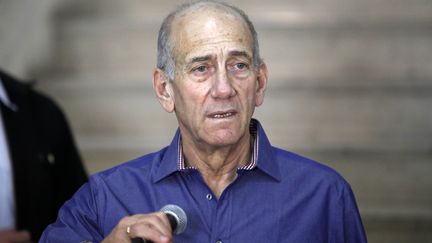 L'ancien Premier ministre Ehud Olmert&nbsp;s'adresse &agrave; la presse, &agrave; la sortie d'un tribunal de J&eacute;rusalem (Isra&euml;l),&nbsp;le 24 septembre 2012. (GALI TIBBON / AFP)