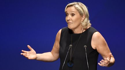 La présidente du Rassemblement national, Marine Le Pen, le 16 septembre 2018 à Fréjus (Var). (YANN COATSALIOU / AFP)