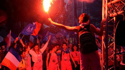 Des manifestants anti-mariage pour tous sont rassembl&eacute;s devant les locaux de la cha&icirc;ne M6, &agrave; Neuilly-sur-Seine (Hauts-de-Seine), o&ugrave; Fran&ccedil;ois Hollande est re&ccedil;u dans l'&eacute;mission "Capital". (PIERRE ANDRIEU / AFP)