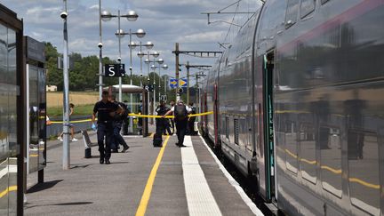 Des pompiers et gendarmes interviennent en gare du Creusot (Saône-et-Loire) après l'arrêt d'un TGV où un coup de feu a été tiré alors qu'un policier tentait de maîtriser un homme agité, le 13 juillet 2023. (MARIE VERPILLOT / MAXPPP)