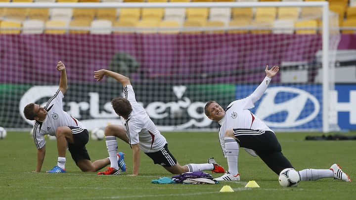 Les joueurs de l'&eacute;quipe d'Allemagne Philipp Lahm, Thomas M&uuml;ller et Bastian Schweinsteiger, tous form&eacute;s au Bayern Munich, le 8 juin 2012 &agrave; Lviv (Ukraine).&nbsp; (FRANCK AUGSTEIN / SIPA)