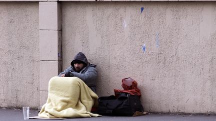 Un sans-abri mendie, le 26 d&eacute;cembre 2012 &agrave; Paris.&nbsp; (JOEL SAGET / AFP)