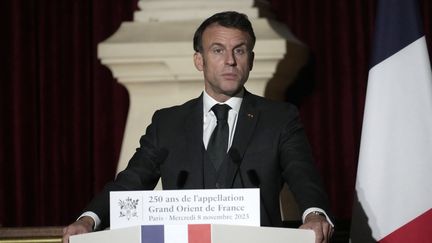 Emmanuel Macron s'exprime devant le Grand Orient de France à Paris, le 8 novembre 2023. (THIBAULT CAMUS / AFP)