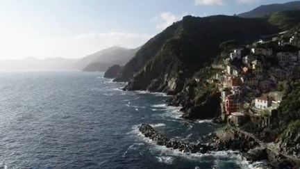 En Italie, une crèche toute particulière surplombe la colline de Tre Croci, qui surplombe le village de Cinq Terre. Écologique, elle rend cette année hommage aux soignants.