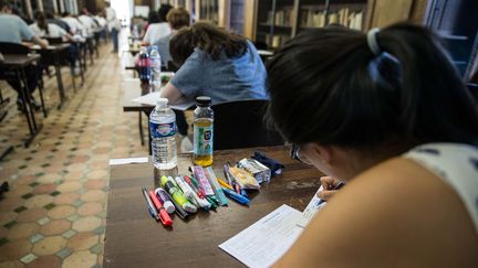 Des lycéens en plein examen du bac, en 2017.&nbsp; (NICOLAS KOVARIK / MAXPPP)