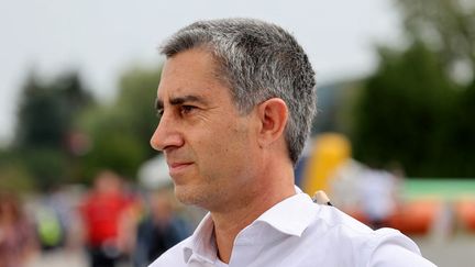 François Ruffin, député de la coalition de gauche du Nouveau Front populaire, lors d'une réunion politique à Flixecourt, dans le nord de la France, le 31 août 2024. (FRANCK CRUSIAUX / AFP)