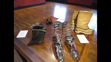 Une collection de chaussures Lotus chinoises et une paire de bottes mongolienne
 (Corinne Jeammet)