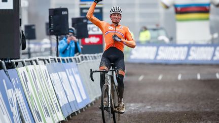 Mathieu van der Poel s'est détaché de Wout Van Aert pour remporter un quatrième sacre mondial dimanche 31 janvier 2021 à Ostende. (BAS CZERWINSKI / BELGA)