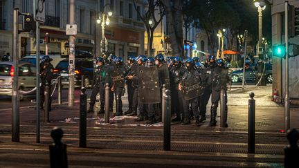 Des policiers dans les rues de Marseille lors d'une nuit d'émeutes après la mort de Nahel, le 1er juillet 2023. (STEPHANE FERRER / HANS LUCAS / AFP)