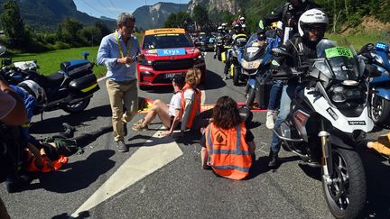 Le peloton est arrêté après Alberto Bettiol, les écarts seront stabilisés à la reprise de la course. Il y aura un second départ donné afin de repartir avec les mêmes différences de temps entre échappée, poursuivants et peloton.