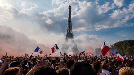 Les supporters français dans la fan zone du Champs de Mars, à Paris, pendant la finale de la Coupe de monde entre la France et la Croatie, le 15 juillet 2018. (MARIE MAGNIN/HANS LUCAS)