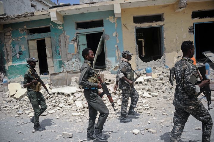 Des membres des forces somaliennes après un attentat des islamistes shebab dans la capitale Mogadiscio, le 14 juillet 2018. (MOHAMED ABDIWAHAB / AFP)