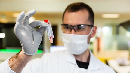 Le CHU de Toulouse Purpan (Haute-Garonne) dépiste dans son laboratoire virologique le Covid-19 sur des tests PCR, le 20 mai 2020. (MATTHIEU RONDEL / HANS LUCAS)