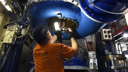 Un ing&eacute;nieur travaille sur une pompe-turbine au centre de technologie et d'&eacute;nergie hydraulique, &agrave; Grenoble (Is&egrave;re), le 8 octobre 2014. (PHILIPPE DESMAZES / AFP)