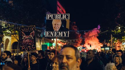 Plus de 8 000 habitants se sont réunis lors d'une "Marche de la colère"&nbsp;de la rue d'Aubagne jusqu'à l'hôtel de ville, mercredi 14 novembre 2018, à Marseille. (THEO GIACOMETTI / HANS LUCAS / AFP)