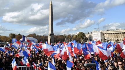 Des centaines de supporters acclament l'&eacute;quipe de France de rugby pour son retour en France apr&egrave;s la finale contre la Nouvelle-Z&eacute;lande, le 26 octobre 2011 &agrave; Paris. (MIGUEL MEDINA / AFP)