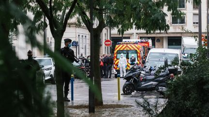 Des policiers et des secours a proximité du lieu d'une attaque à l'arme blanche à Paris, le 25 septembre 2020. (MARIE MAGNIN / HANS LUCAS / AFP)